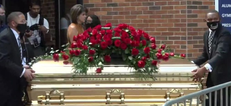 Uroczystości żałobne George'a Floyda.  Szef miejskiej policji uklęknął przed konduktem [WIDEO]