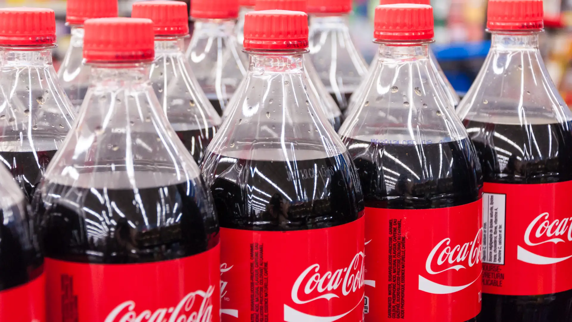 "Klienci nie byliby zadowoleni" - Coca-Cola nie zamierza wycofać plastikowych butelek