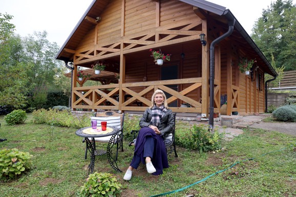 POBEGLI OD BEOGRADSKOG ASFALTA Srpske zvezde zamenile gradsku vrevu za seoski mir: Zavirite u luksuznu oazu Slobode i Vojina, a tek da vidite šta je muž Lee Kiš napravio na Avali