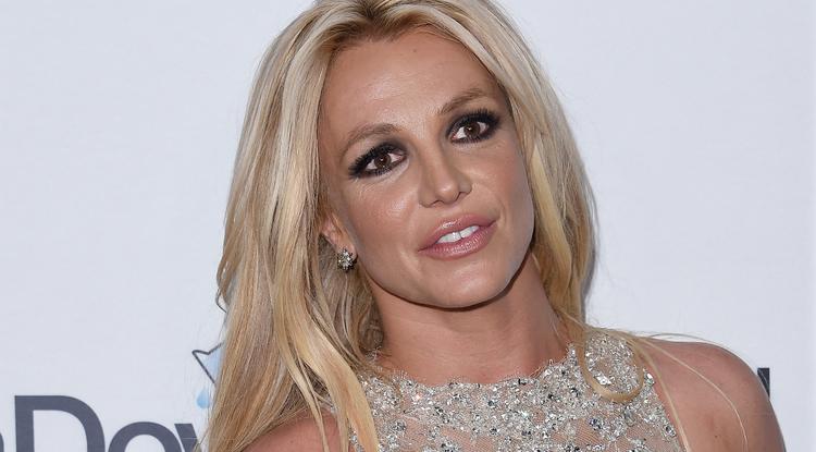 "Csókold meg a seggem" - üzente meg csipketangás body-ban Britney Spears