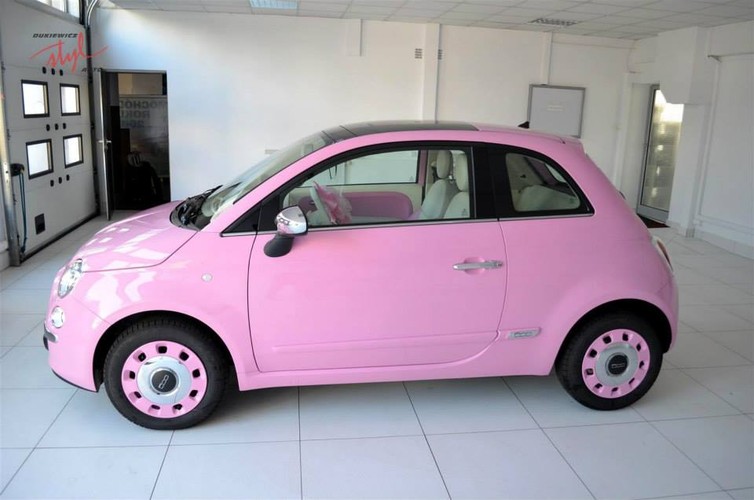 Grażyna Szapołowska sprawiła sobie różowego fiata 500