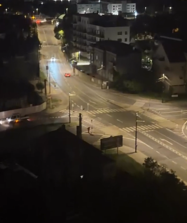 Pracovníci technických služieb kosili v nočných hodinách.