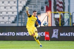 Trener Puszczy wspiera Kewina Komara. "Hejt, który się na niego wylewa, to jest coś nagannego"