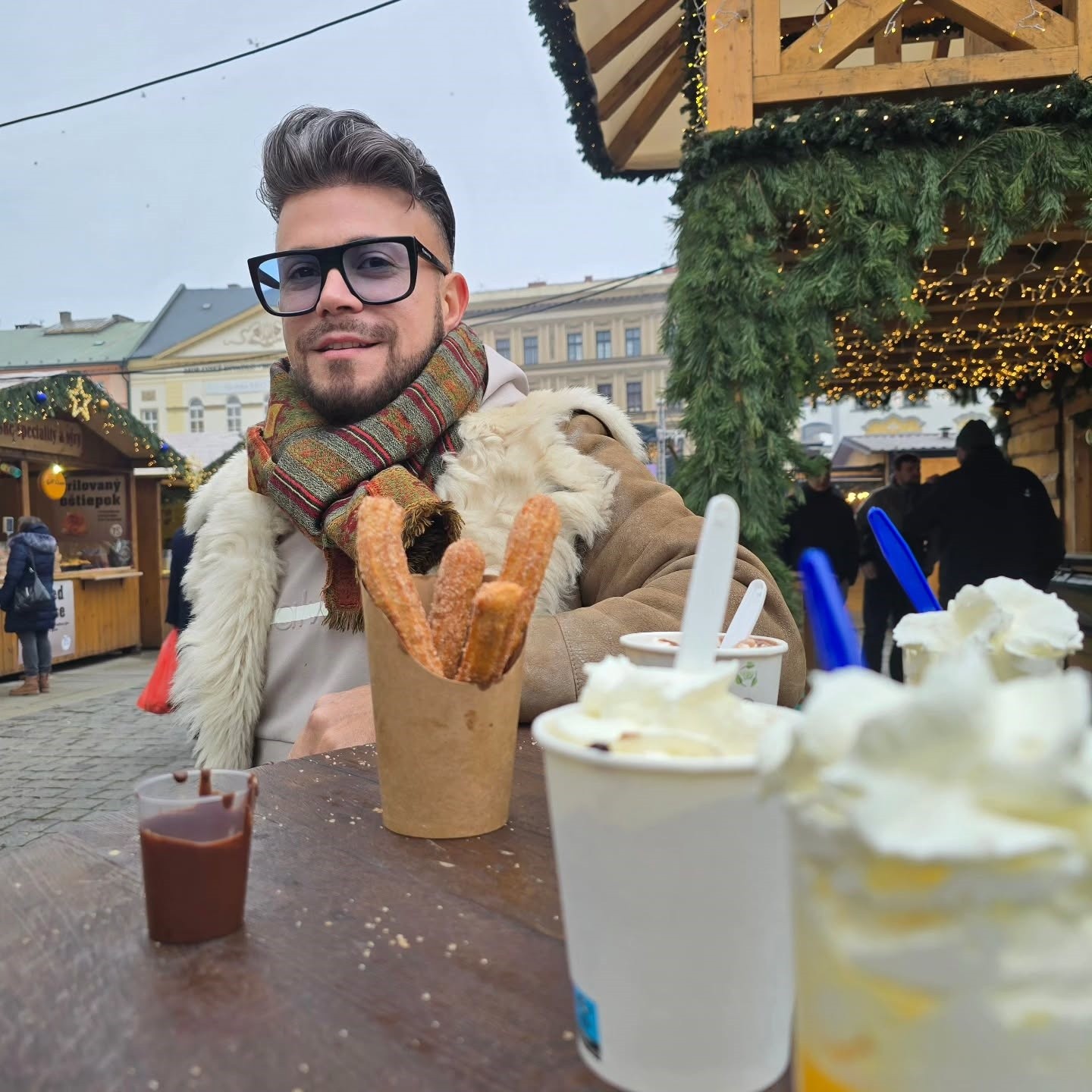 Známy návrhár kubánskeho pôvodu Osmany Laffita.