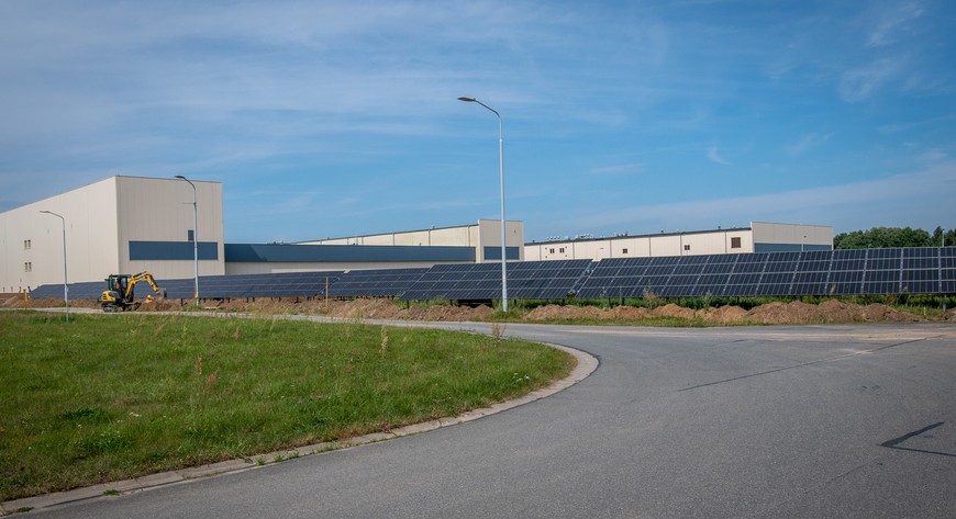 Inwestycja na Mokrym Dworze robi wrażenie. To ponad dwa tysiące paneli fotowoltaicznych, które łącznie zajmują powierzchnię 1 hektara. 