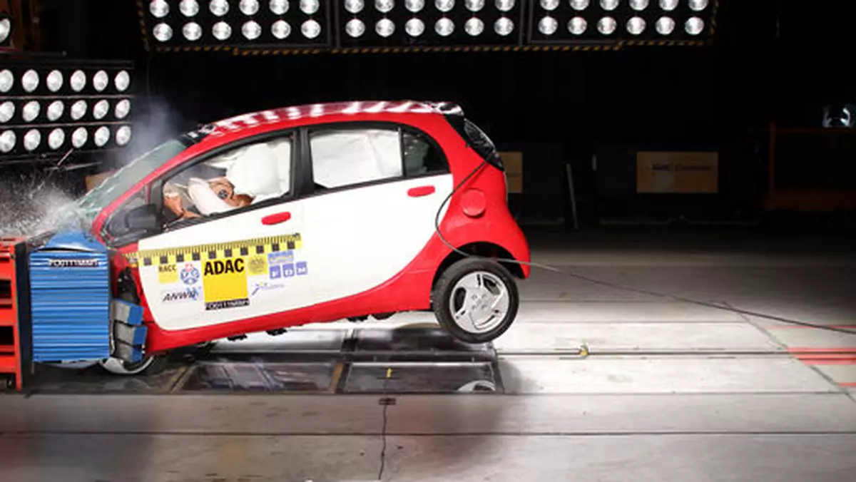 Czy Mitsubishi i-MiEV porazi Cię prądem podczas wypadku?