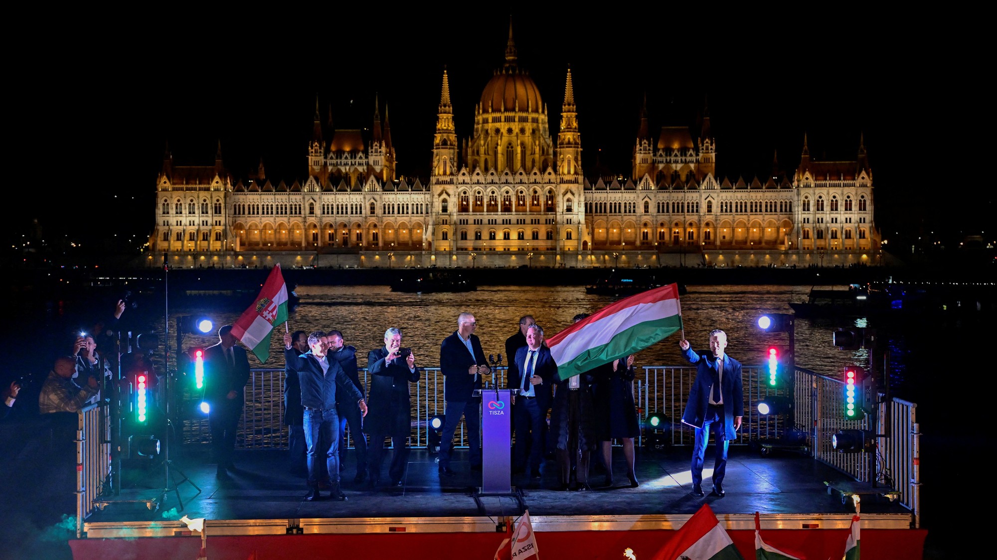 Strana Pétera Magyara Tizsa oslavuje víťazstvo v parlamentných voľbách.