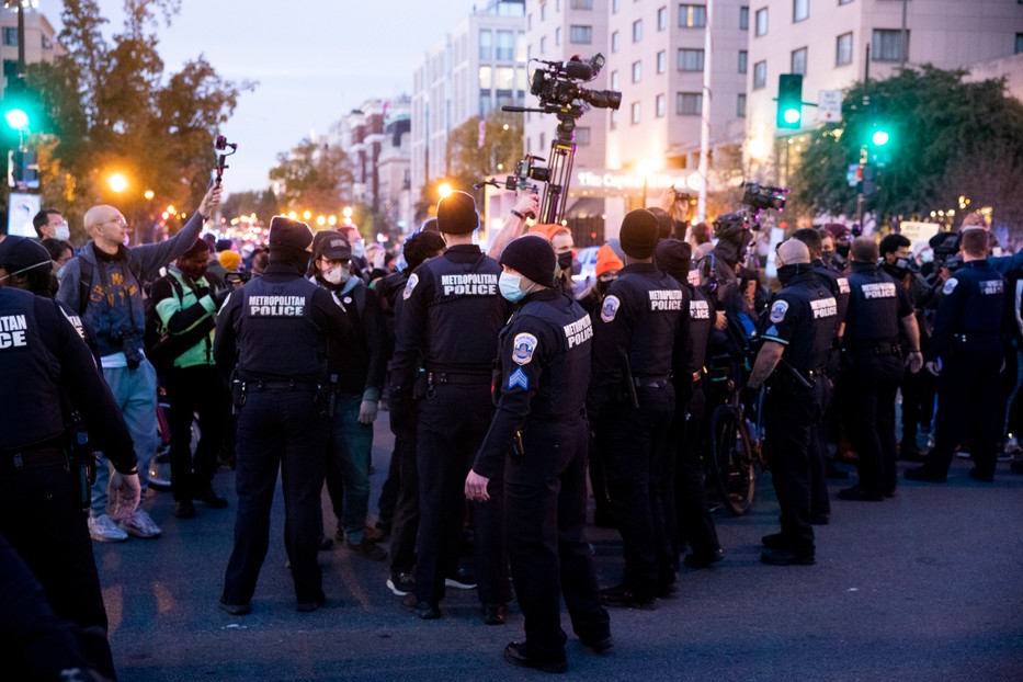 Rendőrök veszik körül a tüntetőket a washingtoni Fehér Ház közelében. / Fotó: MTI/EPA/Michael Reynolds