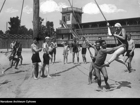 Wakacje w przedwojennej Polsce (na zdjęciu: plaża "Poniatówka" w Warszawie w 1927 r.)