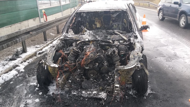 Auto po spaleniu: w sumie nie tyle auto, co odpad, który trzeba zutylizować. W praktyce w przypadku w miarę nowych aut wartość mają jego dokumenty 