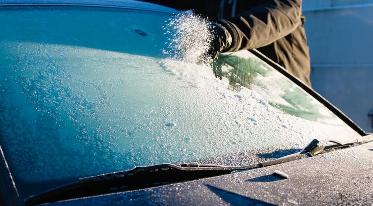 Így lehet egyszerűen és gyorsan megszabadulni a jégtől az autó ablakain Fotó: Getty Images