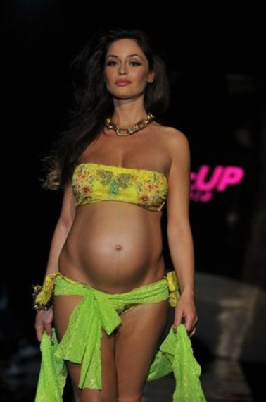 Raffaella Fico w ciąży na wybiegu/ fot. East News