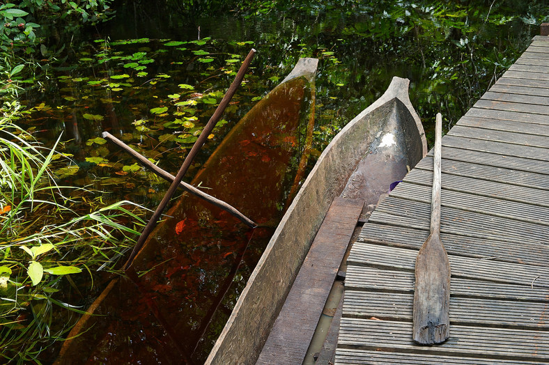 Tradycyjne, kongijskie łódki z drewna
