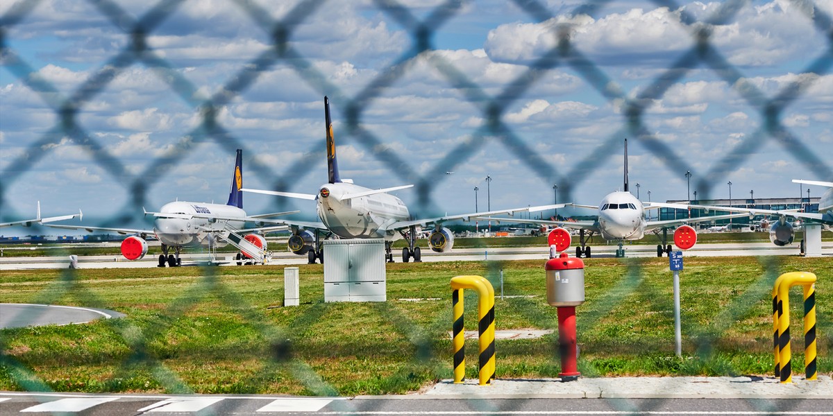 Lufthansa to lider największej grupy lotniczej w Europie. Kryzys wywołany koronawirusem uderzył w jej  sytuację finansową. Przewoźnik zaakceptował propozycję pomocy publicznej niemieckiego rządu. 