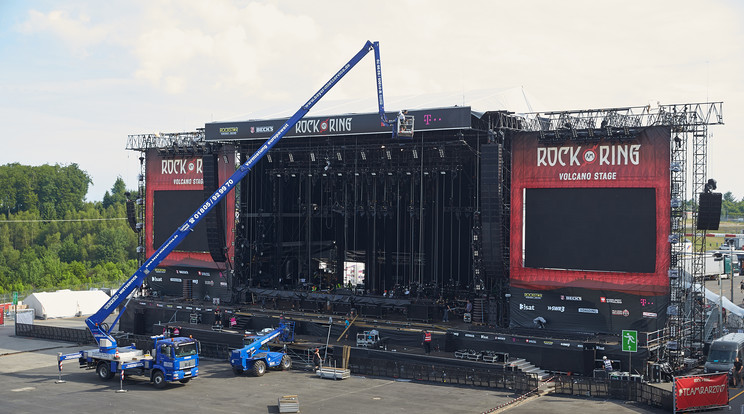 A rendőrök vizsgálják a kiürített Rock Am Ring fesztivál nagyszínpadát /Fotó: AFP