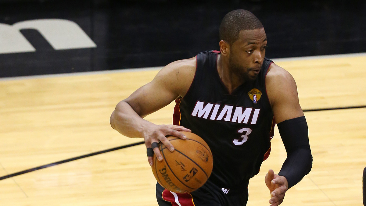 Dwyane Wade podpisał nowy kontrakt z Miami Heat. Wieloletni gracz klubu z Florydy nie wystraszył się odejścia LeBrona Jamesa i zdecydował się wesprzeć Żar w nadchodzących trudniejszych czasach.