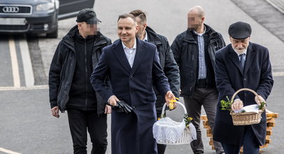 Duda poświęcił jajka u starego znajomego. Widać, że ksiądz lubi ogrzać się w blasku prezydenta