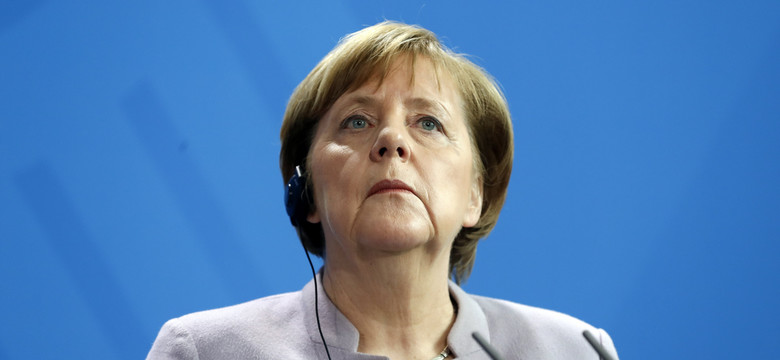 Angela Merkel w domku z kart