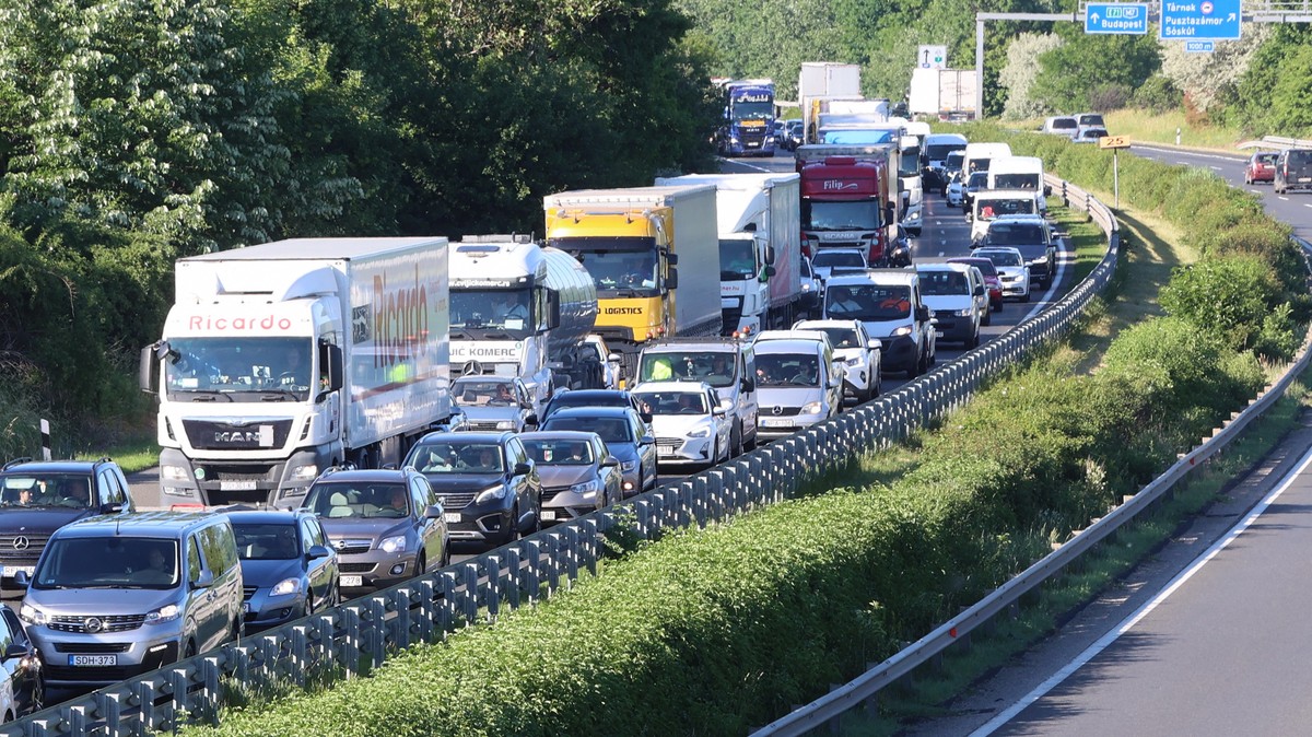 Négy autó ütközött össze az M7-esen, hatalmas a torlódás