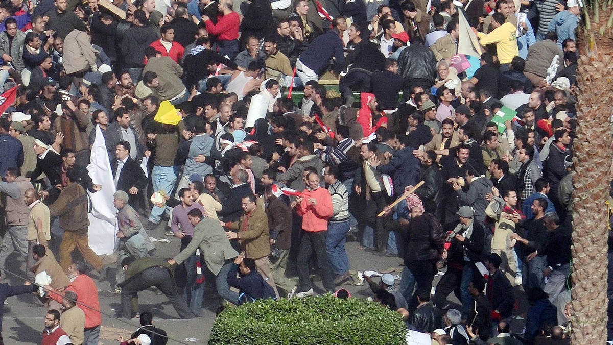 Zwolennicy i przeciwnicy prezydenta Egiptu Hosniego Mubaraka ścierają się na placu Tahrir w centrum Kairu, gdzie od ponad tygodnia trwają wielotysięczne demonstracje antyprezydenckie. - Sytuacja stała się napięta, nie wiadomo jak zareaguje wojsko - mówił na antenie Polsat News dr Marceli Burdelski z Egiptu. Telewizja Al-Jazeera donosi o coraz poważniejszych incydentach, wiele osób jest rannych. Ludzie zaczynają ze sobą walczyć na koniach i wielbłądach przy użyciu pałek, kamieni i noży. TVN 24 podała, że na placu Tahir było słychać strzały.