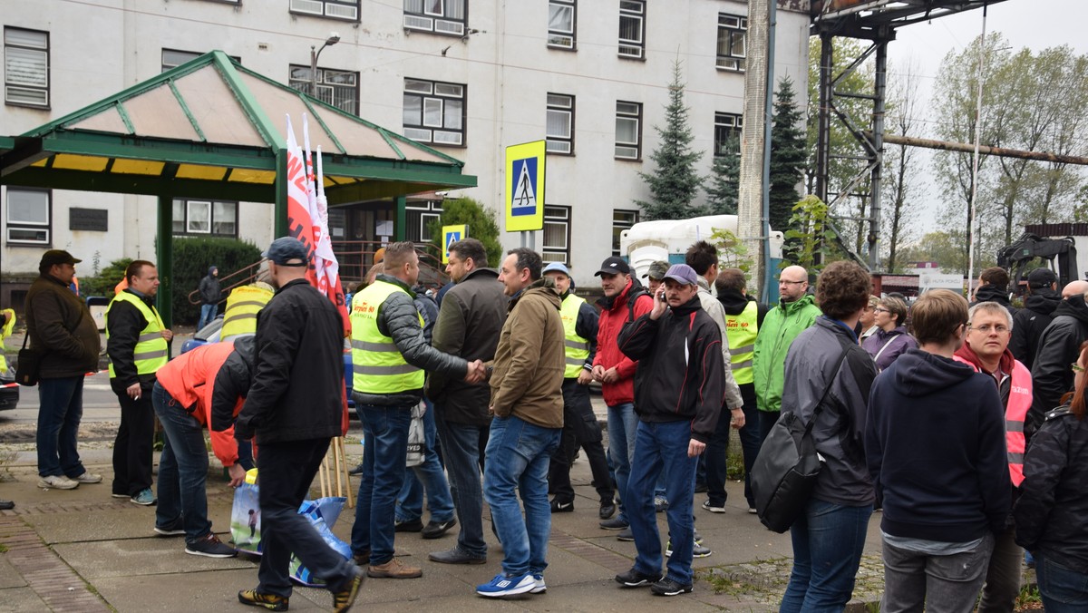 Ok. 200 pracowników Huty Pokój w Rudzie Śląskiej wzięło udział w dzisiejszym proteście przeciwko polityce zarządu huty. Protest jest konsekwencją braku porozumienia z pracodawcą, co do podwyżek oraz planowaną restrukturyzacją spowodowaną zadłużeniem zakładu na kwotę 269 mln złotych.