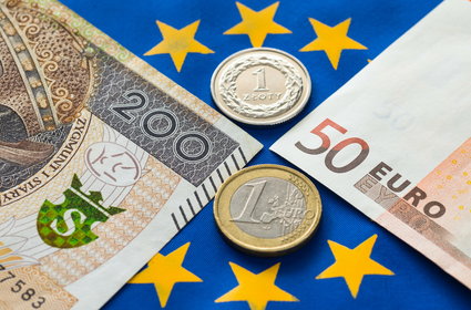 Złoty w ostatnim miesiącu jest drugą najsilniejszą walutą świata, euro już po 4,55 zł