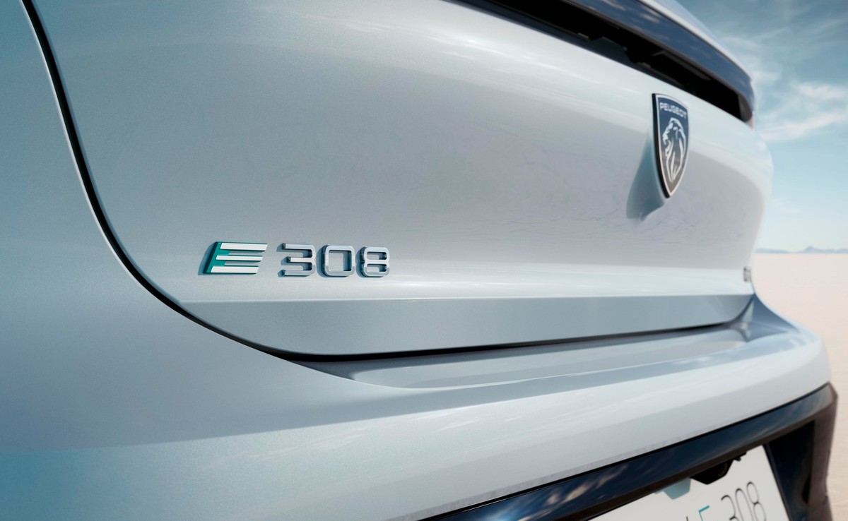 Peugeot e-308 i e-308 SW właśnie zadebiutował. Pierwsze samochody pojawią się w salonach dopiero w przyszłym roku