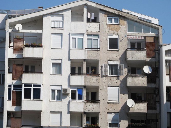 W wielu częściach Sarajewa można zapomnieć o wojnie, która przetoczyła się przez miasto. Jednak spacerując po ulicach stolicy, w dalszym ciągu nietrudno natrafić na jej ślady - wiele budynków nosi bowiem piętno starć sprzed kilkunastu lat.