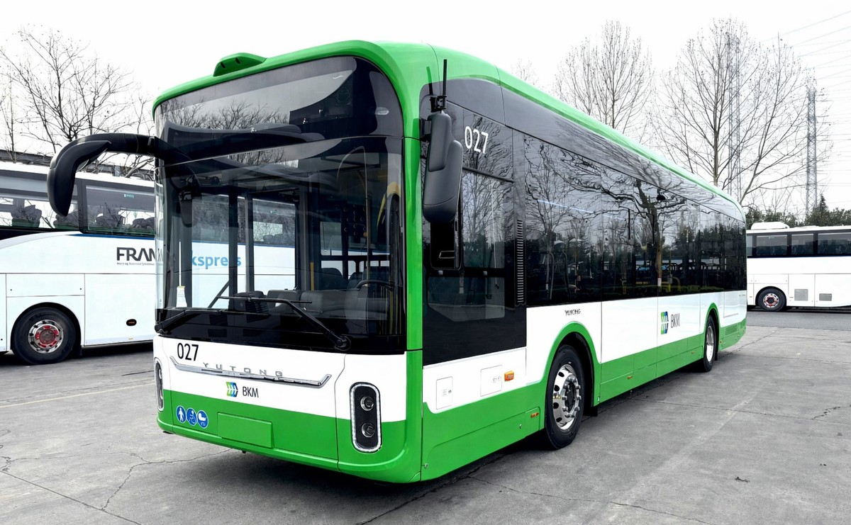 Zielono-biały autobus elektryczny Yutong U12 dla BKM Białystok stoi na placu, nowoczesny design i napęd zeroemisyjny