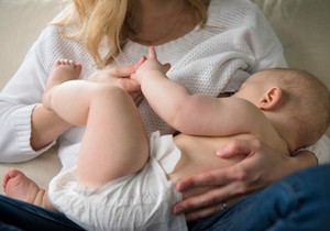 Beba odbija da sisa i mleko nestaje? Možda je na putu drugo dete!