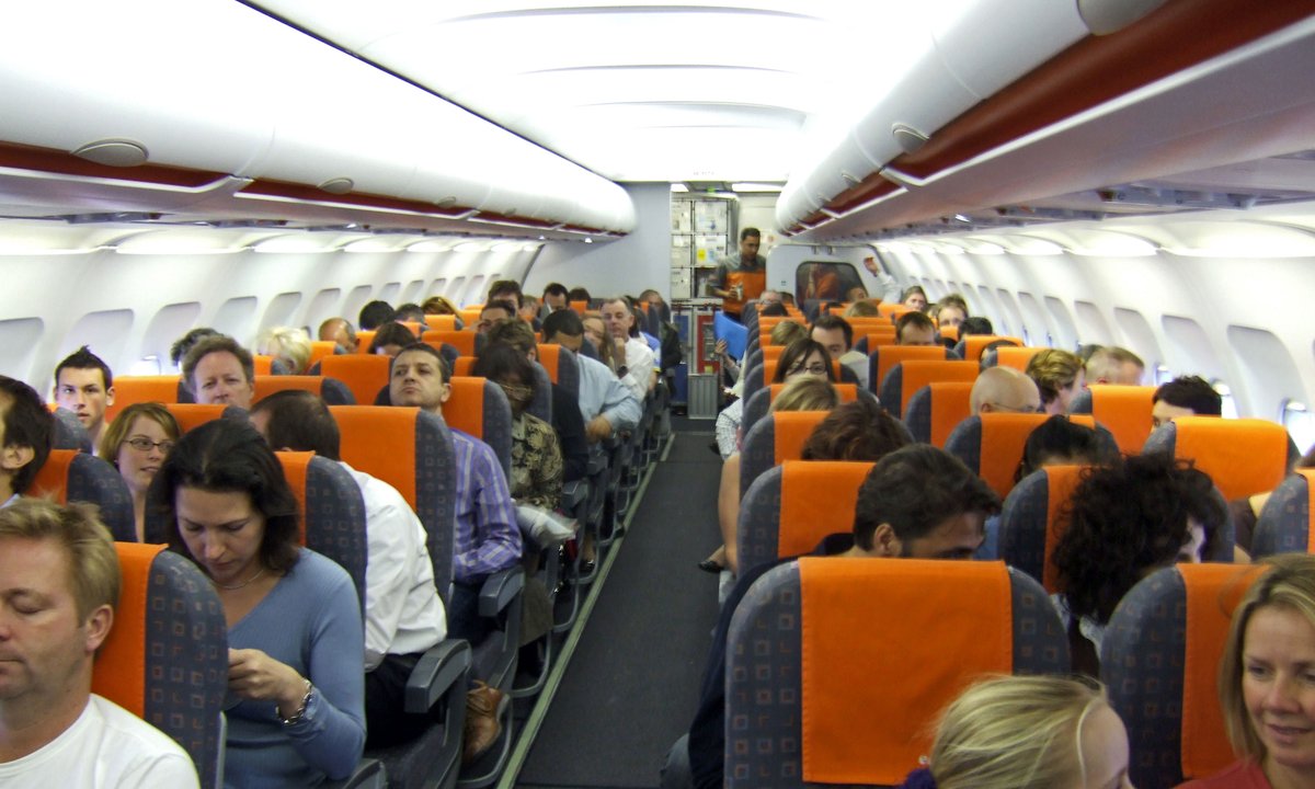 Stewardessa odradza ten wygodny strój do samolotu. Powód jest ważny