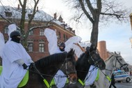 Policjanci przebrani za anioly