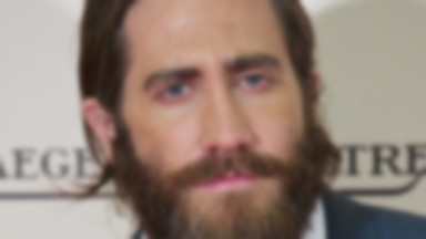 Jake Gyllenhaal chowa się za brodą