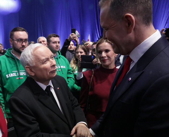 Jarosław Kaczyński, Marta Nawrocka i Karol Nawrocki podczas konwencji programowej, 2 marca 2025 r.