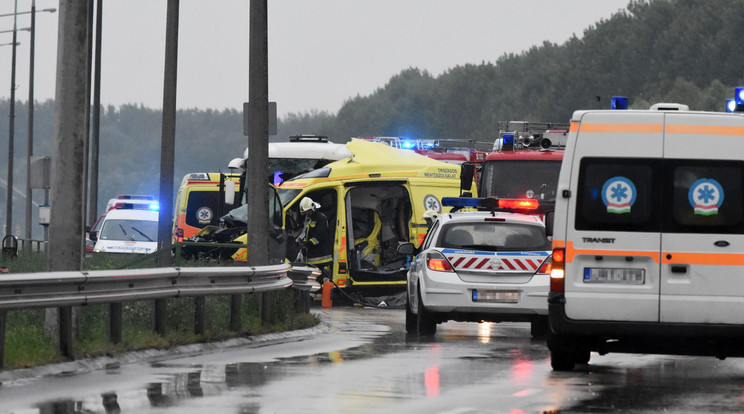 A mentő sofőrje és a beteg 
meghalt a balesetben /Fotó: MTI Mészáros János