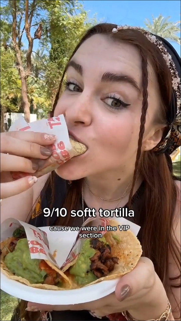 Influencerka Karissa Dumbacher ukázala ceny jedla na festivale Coachella v USA.