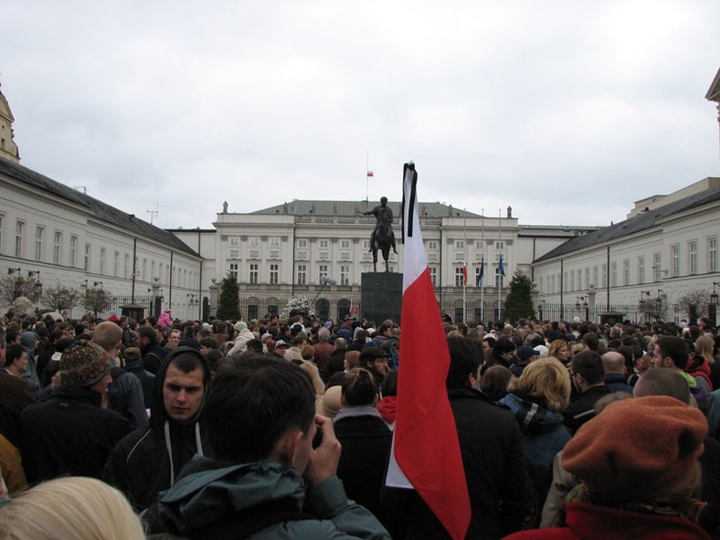 Ludzie zebrali się przed pałacem prezydenckim