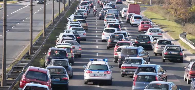 Rząd zaakceptował korytarz życia i jazdę na suwak. Jak robić to poprawnie?