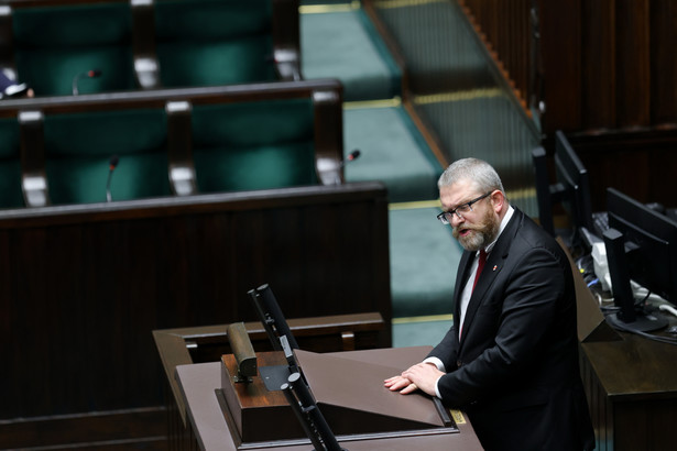 Poseł Konfederacji Grzegorz Braun na sali obrad Sejmu w Warszawie