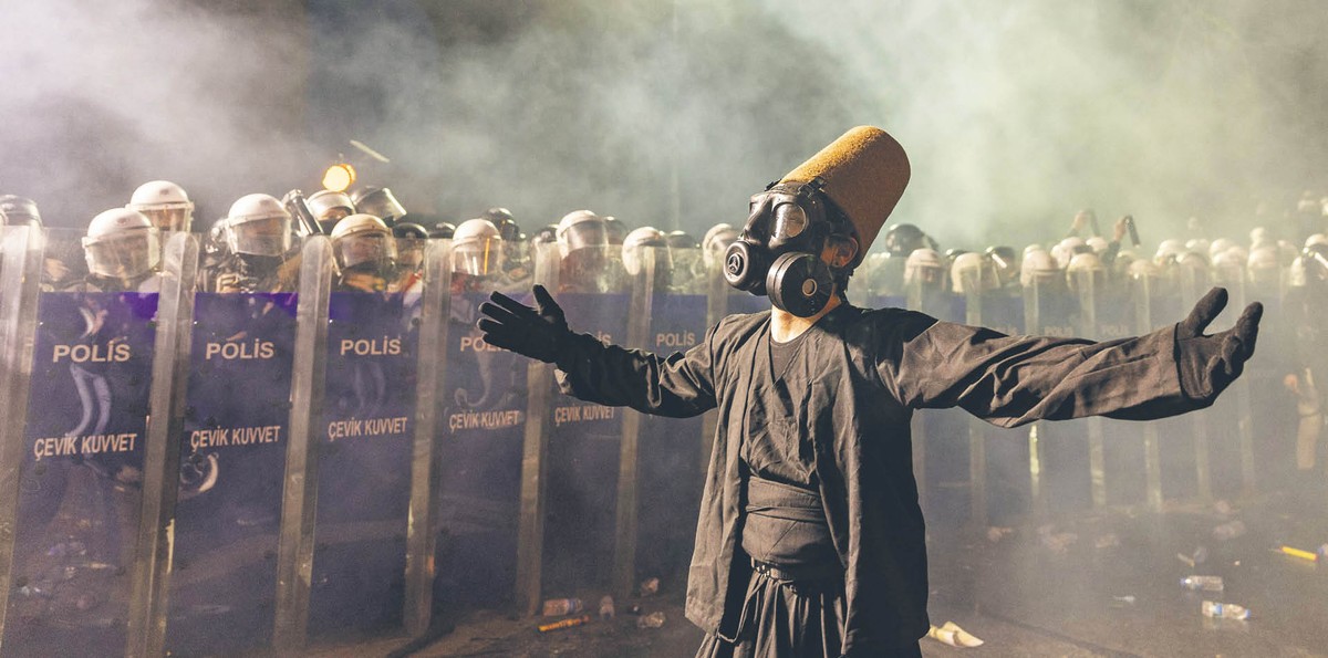 Protest przeciwko aresztowaniu burmistrza Stambułu Ekrema İmamoğlu. 23 marca 2025 r.