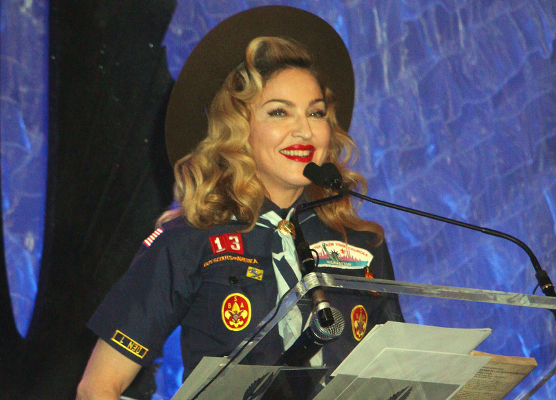 Ubrać się odpowiednio do okazji – to często nie lada wyzwanie. Amerykańska piosenkarka Madonna starannie wyselekcjonowała garderobę na wieczór rozdania GLAAD Media Awards, wyróżnień przyznawanych osobom medialnym w uznaniu ich zasług na polu szerzenia tolerancji. Artystka przybyła na ceremonię przebrana za... harcerza