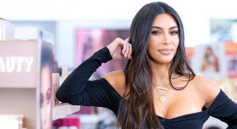Kim Kardashian assiste au lancement de New York City KKW Beauty à ULTA Beauty en 2019.