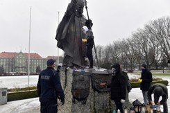 Napis 'Wiedział' na pomniku Jana Pawła II. Radny PiS usuwa szkody