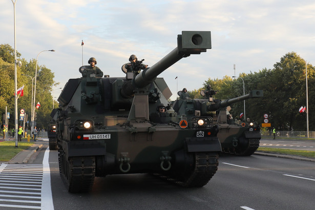 Próba generalna do defilady z okazji Święta Wojska Polskiego na ulicach Warszawy. Tegoroczne obchody odbywają się pod hasłem "Silna Biało-Czerwona"