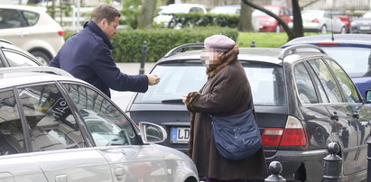 Trzaskowski dał potrzebującej 20 groszy, a sam kupił 4 ciastka za 44 zł