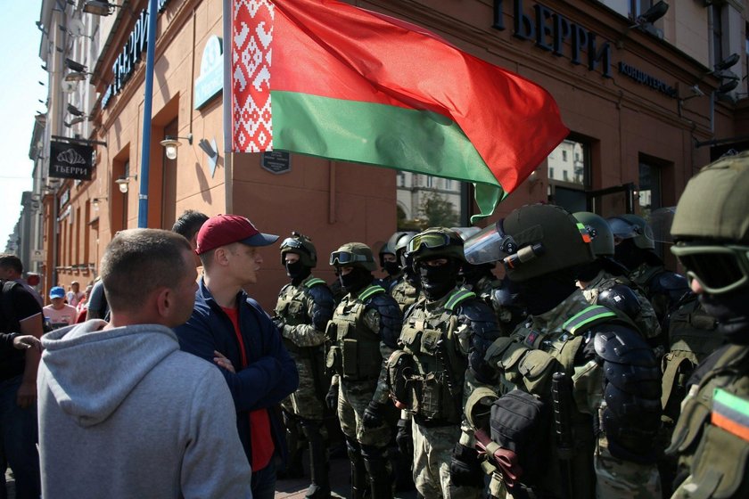 Białoruś: milicja brutalnie pacyfikuje protesty w Mińsku