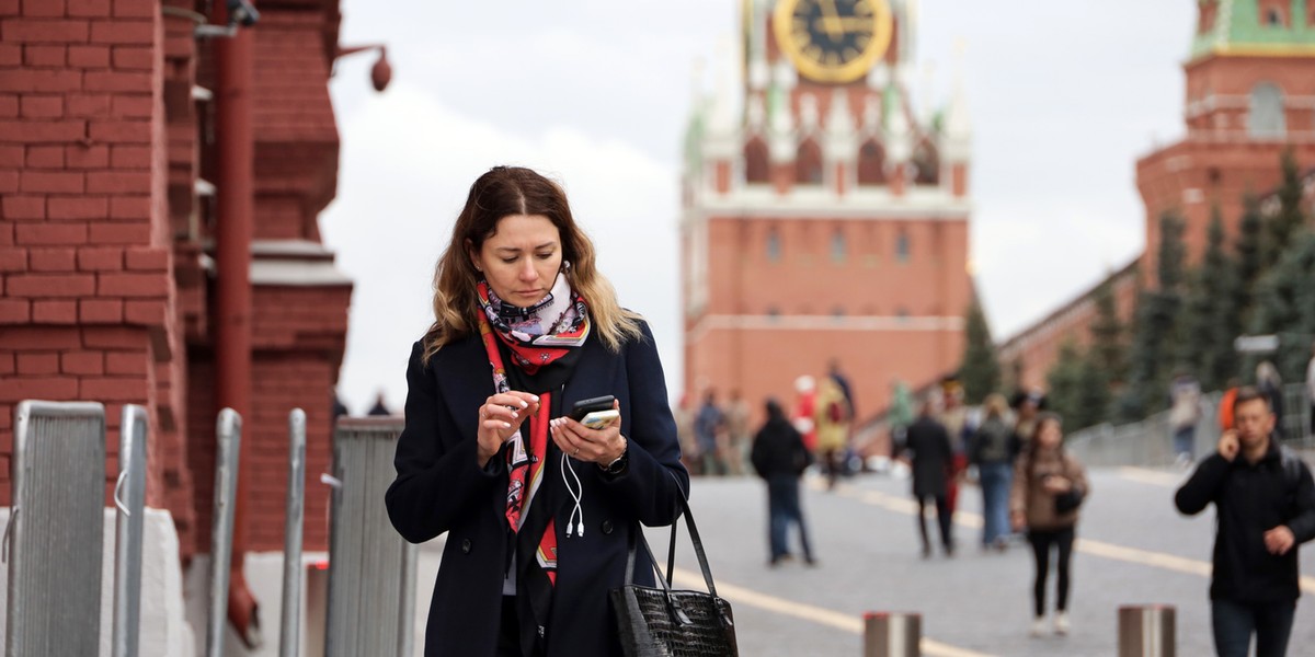 Moskwa, Rosja. Kobieta ze smartfonem na placu Czerwonym 