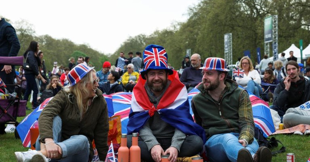 King Charles' coronation draws thousands in paper crowns and plastic tiaras - Vimarsana News