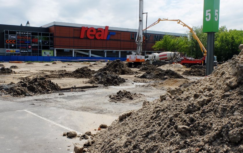 Kończy się budowa wielopoziomego parkingu przy Manufakturze 