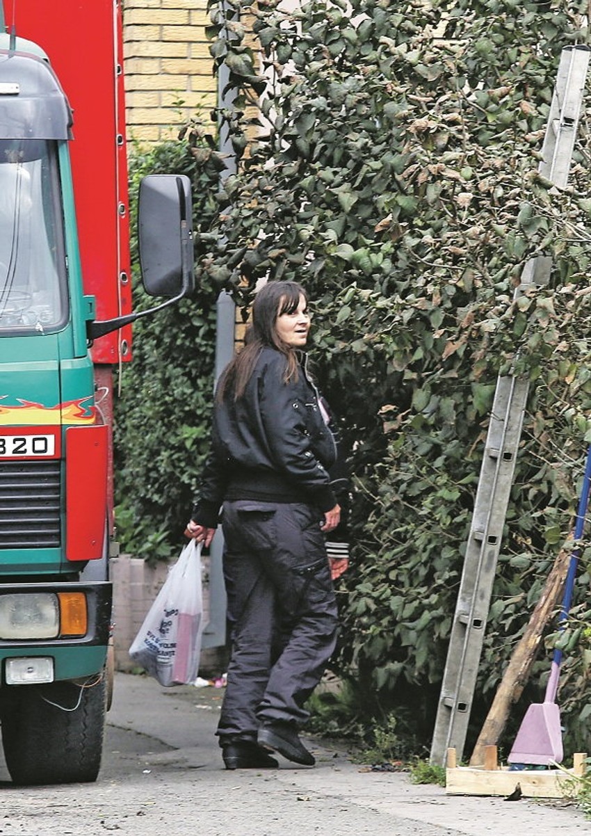 Sumnja: Majka Nada ispred porodične kuće u Batajnici
